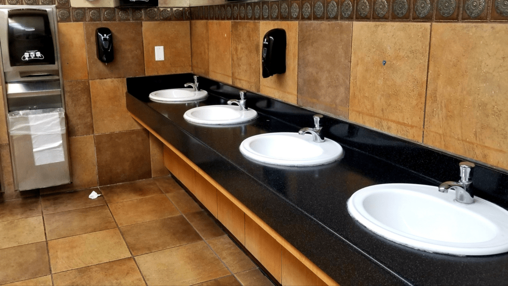 moderner Waschraum in einem Restaurant mit Handtuchspender